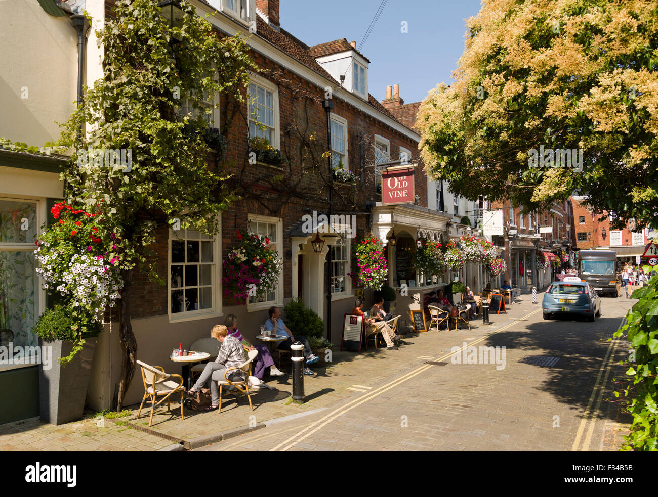 Essen und Geselligkeit im Freien. Great Minster Street, Winchester, Hampshire, England, Großbritannien Stockfoto