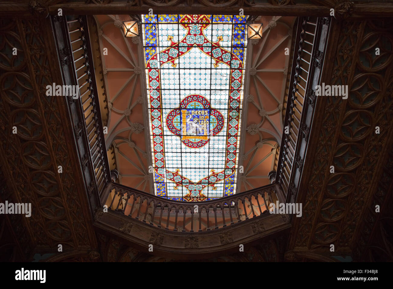 Buchhandlung Lello & Irmao Interieur mit Oberlicht Glasfenster in Porto, Portugal Stockfoto