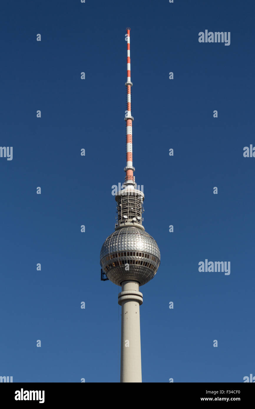 TV-Tower Berlin, Deutschland isoliert auf blauen Himmel Stockfoto