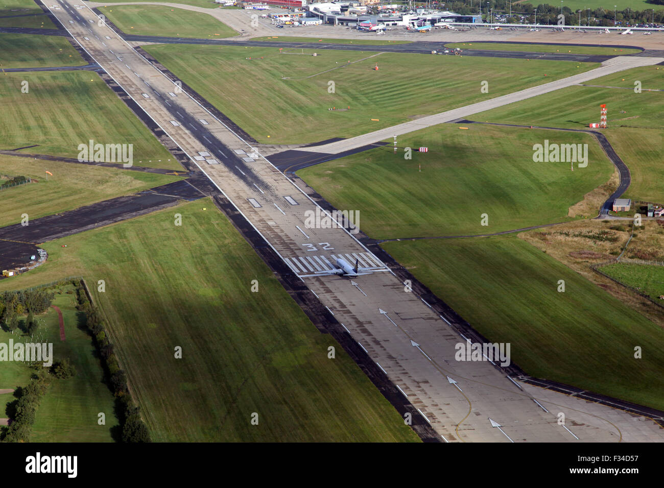 Luftaufnahme eines RyanAir-Jets abheben aus Leeds Bradford International Airport, UK Stockfoto