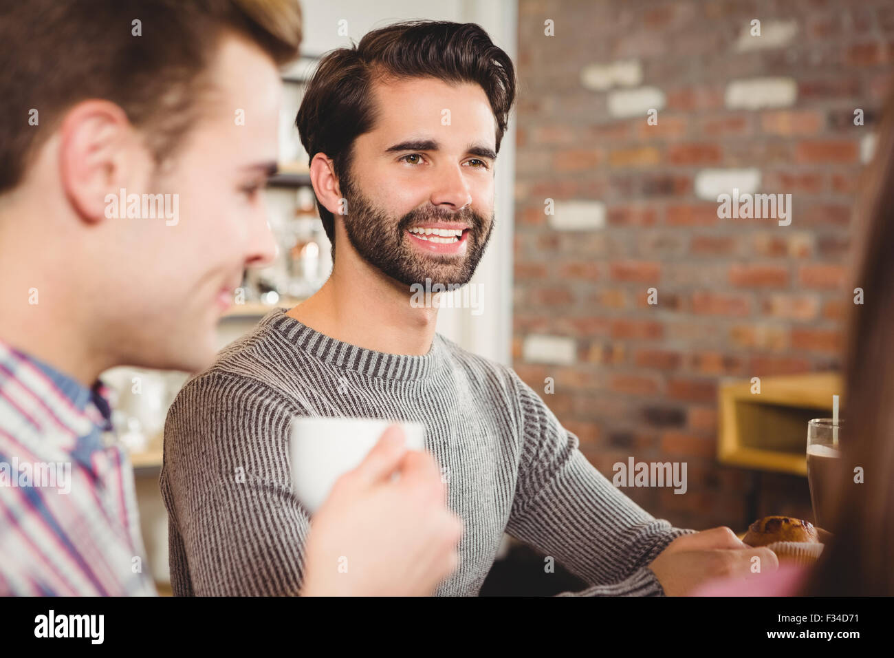 Gruppe von Freunden genießen ein Frühstück Stockfoto