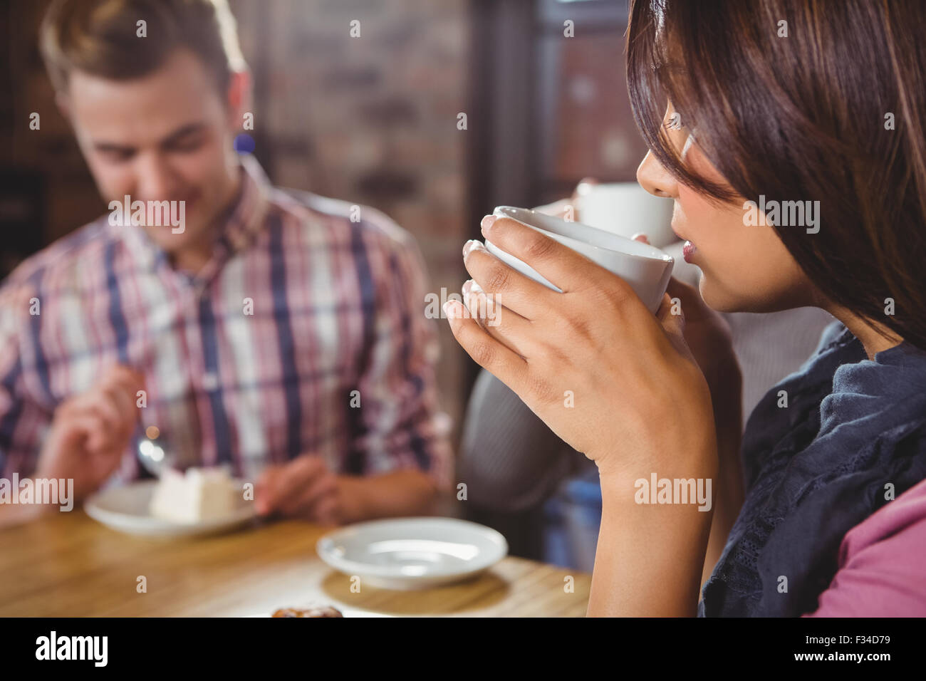 Gruppe von Freunden genießen ein Frühstück Stockfoto