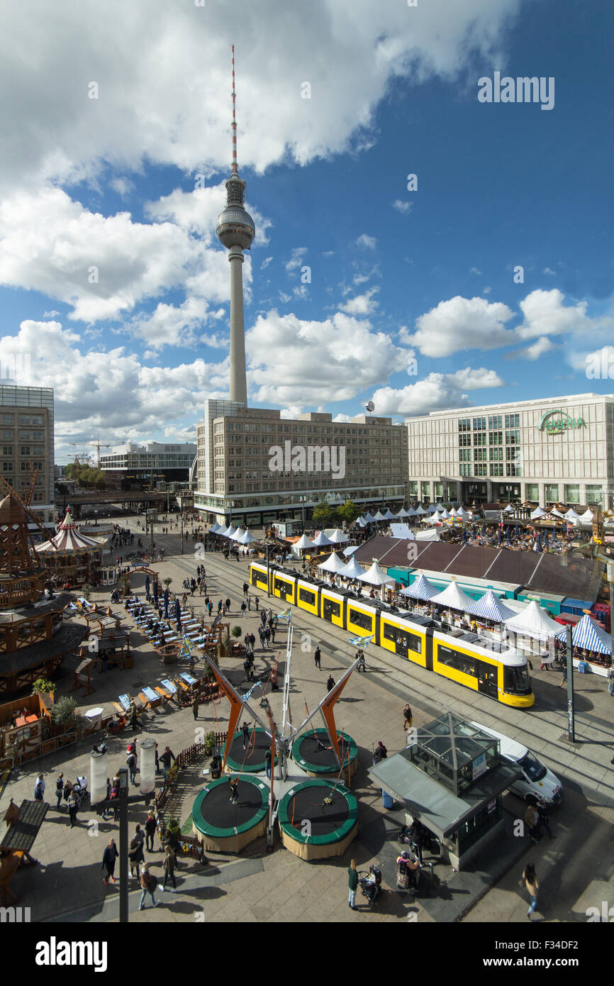 Berlin, 29. September 2015: Fernsehturm und Alexanderplatz in Berlin, Deutschland. Der Alexanderplatz ist ein großes Quadrat und Transport Stockfoto