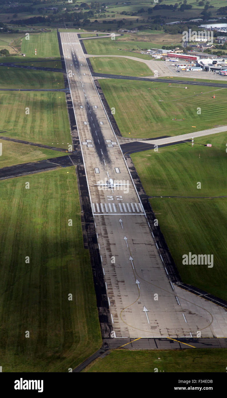 Luftaufnahme eines RyanAir-Jets abheben aus Leeds Bradford International Airport, UK Stockfoto