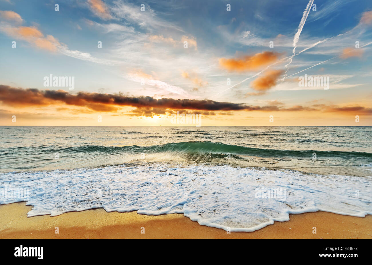 Sonnenaufgang über dem Meer. Stockfoto