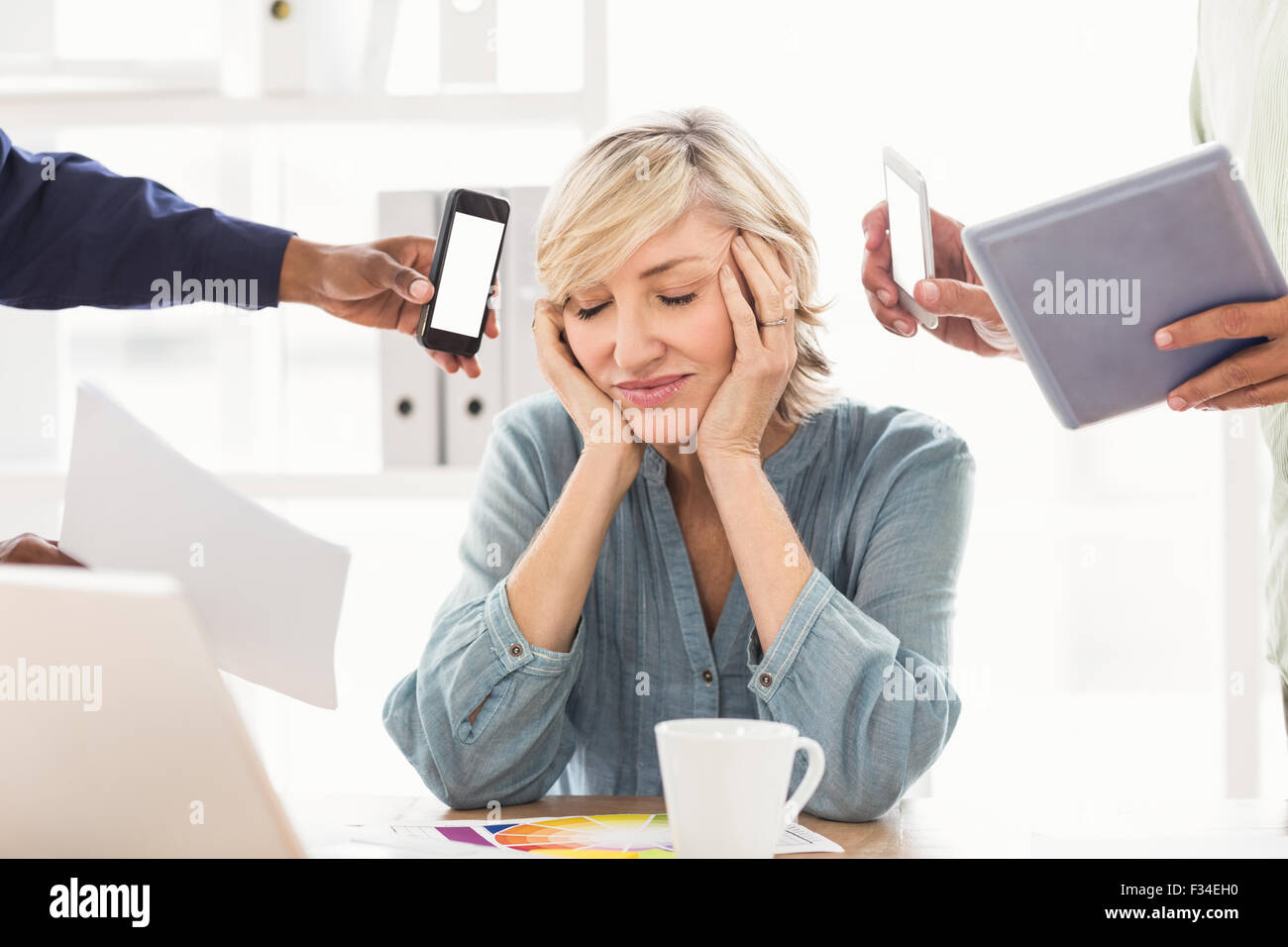 Überreizt Geschäftsfrau für ihre Ohren Stockfoto