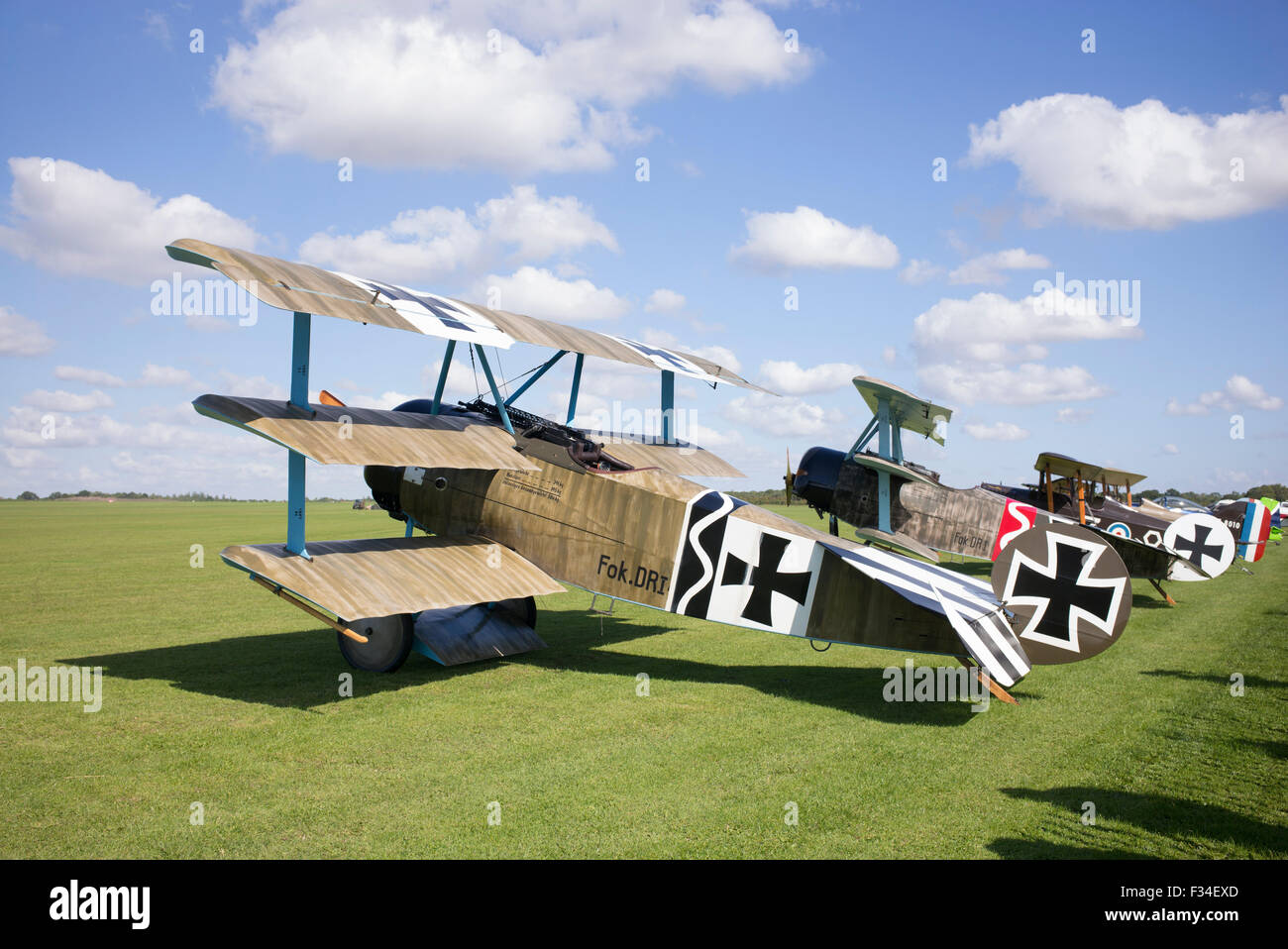 Fokker Dr.I Dreidecker Repliken auf Unternehmen Flugplatz, Northampton, England Stockfoto