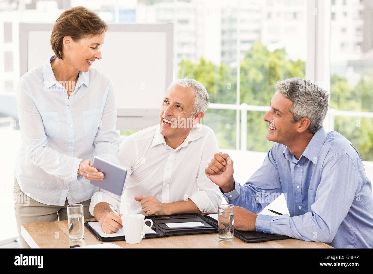 Lächelnde Geschäftsleute machen eine Anordnung Stockfoto