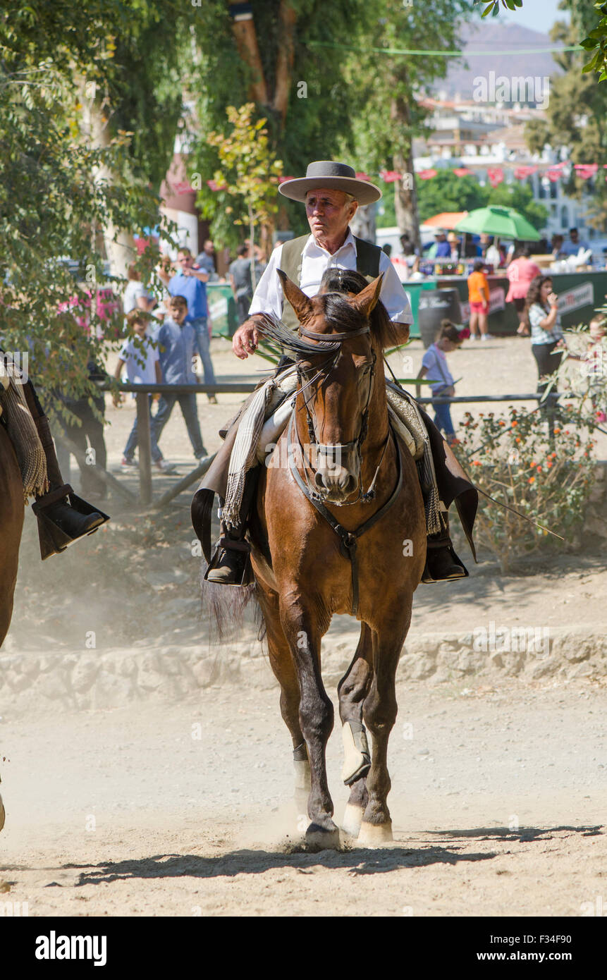 Spanischer Mann auf Pferd, traditionellen katholischen Wallfahrtsort, Romeria Virgen del Rosario, Fuengirola, Andalusien, Spanien. Stockfoto