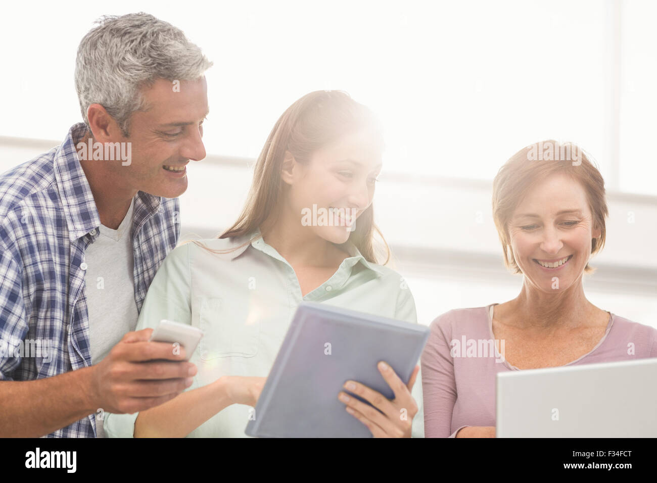 Casual Business-Leute, die Nutzung elektronischer Geräte Stockfoto