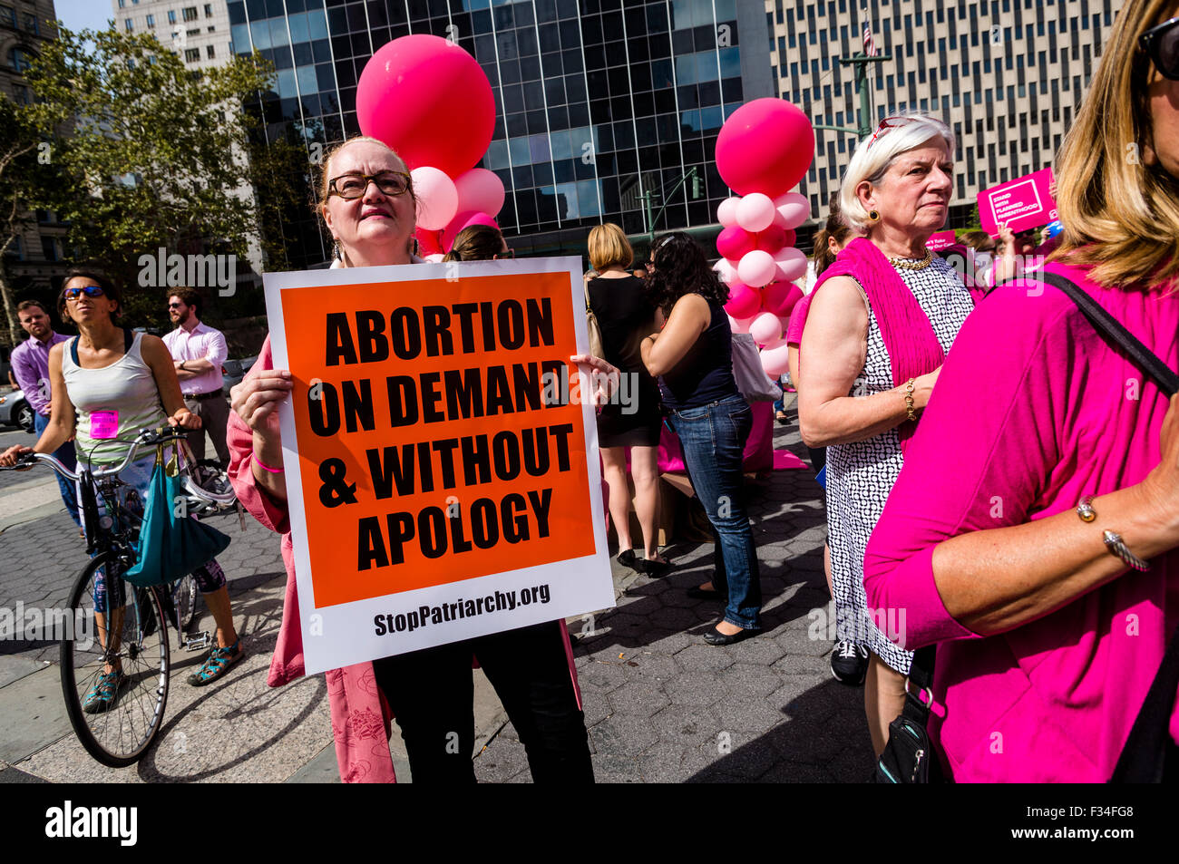 New York, NY 29. September 2015 - Pro Choice-Befürworter, gekleidet in rosa, Rallye in Foley Quadrat, geplante Elternschaft zu unterstützen. Die 99 Jahre alten nicht-Gewinn von Margaret Sanger, Frauen mit Geburtenkontrolle, gegründet in Gefahr des Verlierens Regierungsgelder Kredit ist: Stacy Walsh Rosenstock/Alamy Live News Stockfoto