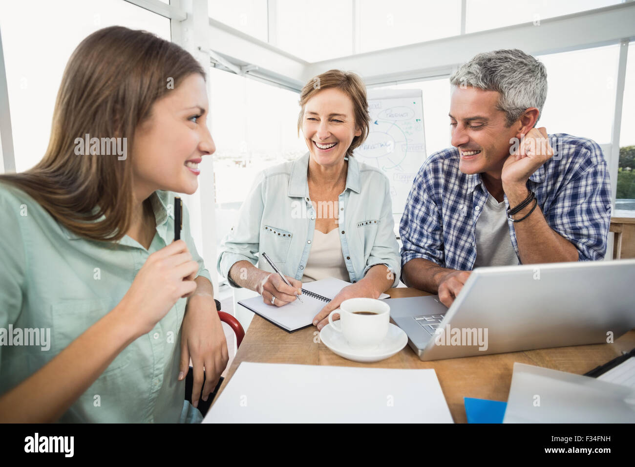 Casual Business-Leute, die miteinander Sprachen Stockfoto