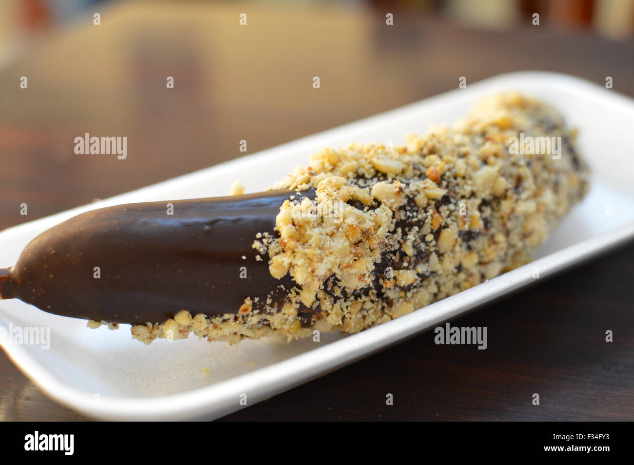 Chocobanana – traditionelles Dessert in Guatemala gefrorene Banane in heiße Schokolade getaucht Stockfoto