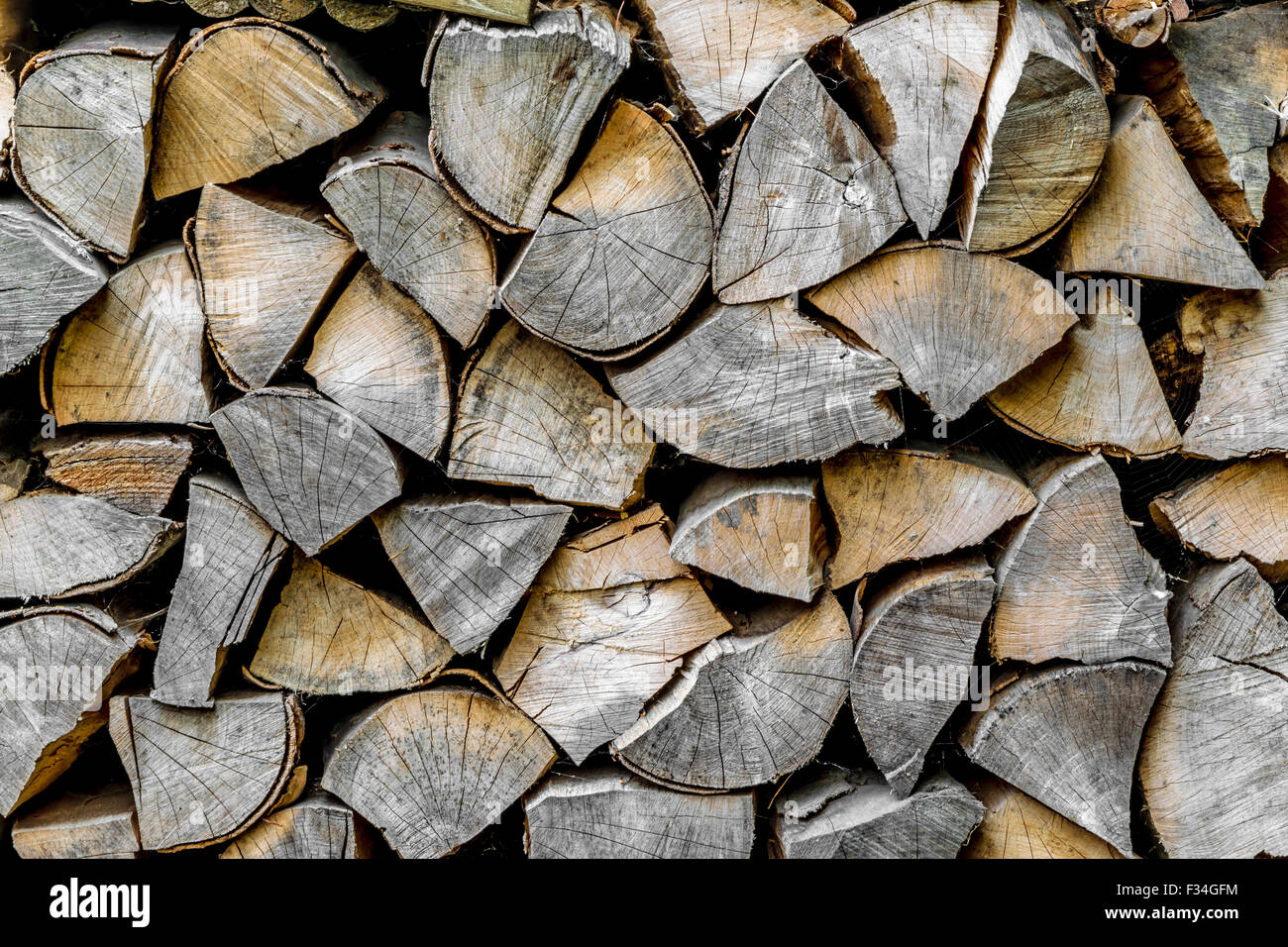 Holz-Heap - Volumenkörper schneiden Holz als Brennstoff bereit für Kamin Stockfoto