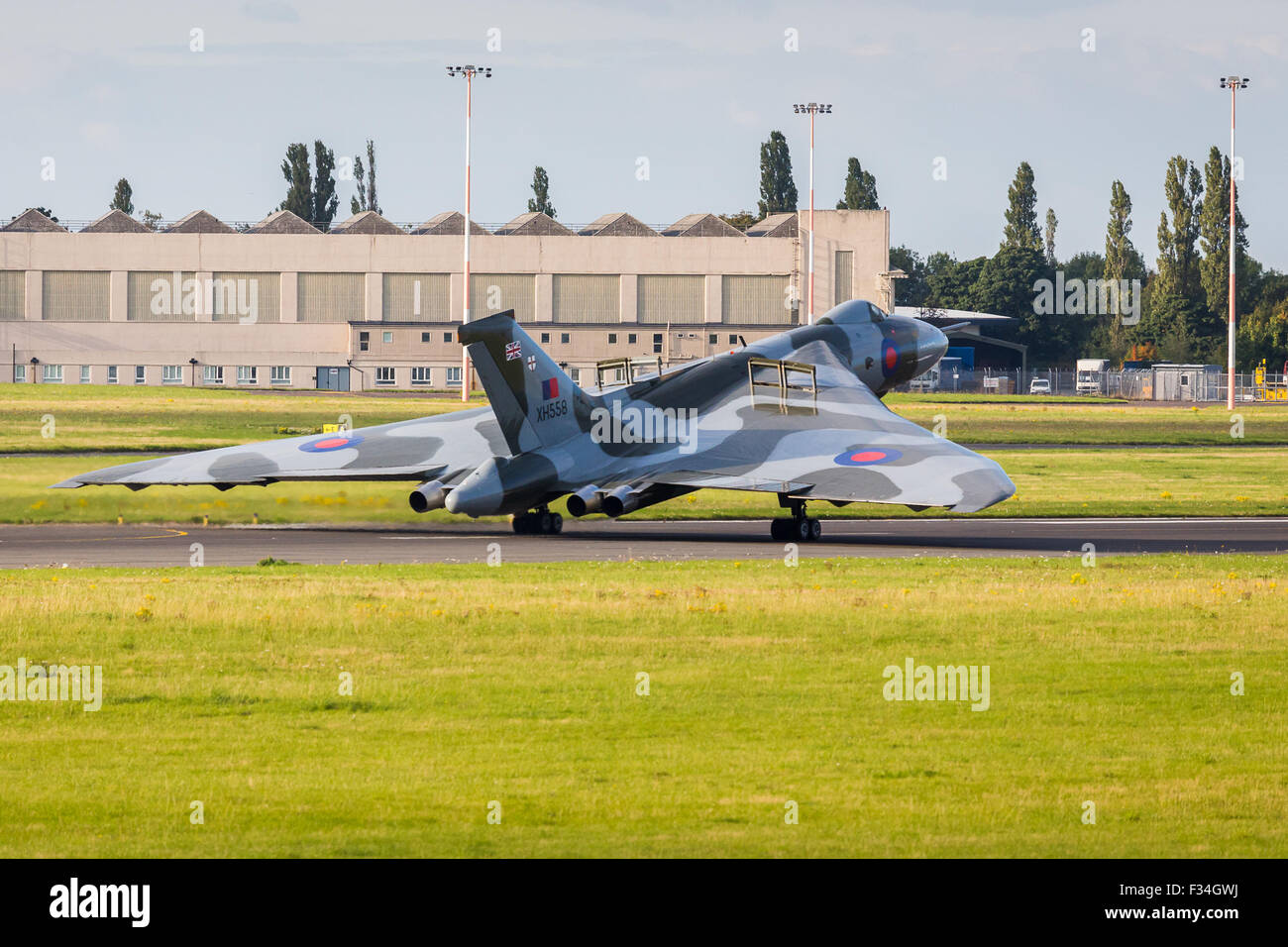 Avro Vulcan landet am Flughafen Doncaster nach einem ihrer letzten Flüge. Stockfoto