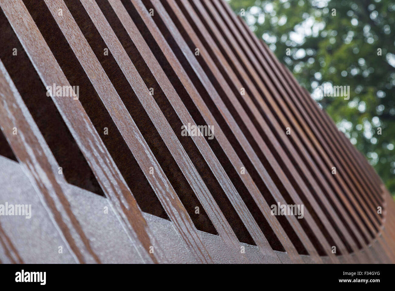 Vertikale Corten Stahl streben die "Kreuzung" Skulptur am Yorkshire Sculpture Park machen. Stockfoto