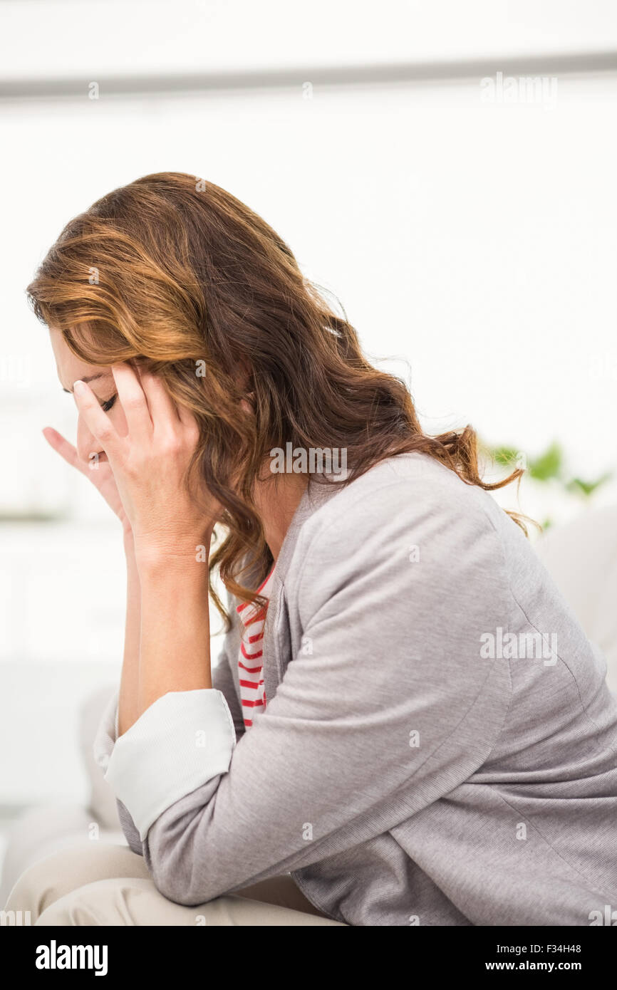 Überarbeitete casual Geschäftsfrau mit Kopfschmerzen Stockfoto