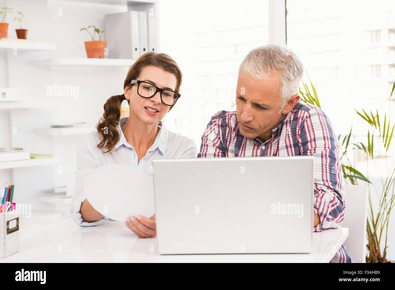 Lässige Designer brainstorming am Schreibtisch Stockfoto