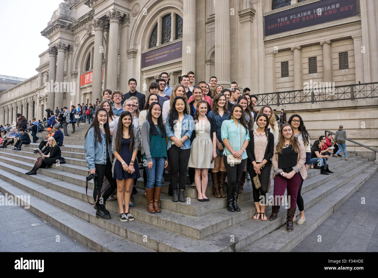 Gemischtrassig Klasse der Schülerinnen und Schüler auf Exkursion posieren für ein Gruppenporträt außerhalb auf Stufen des Metropolitan Museum of Art Stockfoto