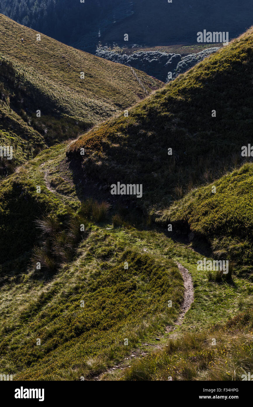 Gewundenen Weg entlang der Seite eines Hügels auf den Peak District. Stockfoto