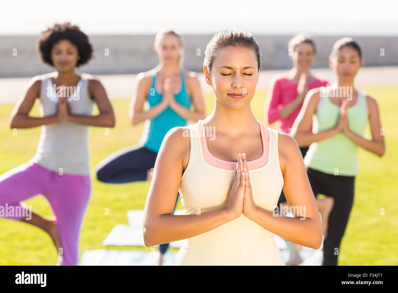 Friedliche sportliche Brünette beim Yoga im Yoga-Kurs Stockfoto