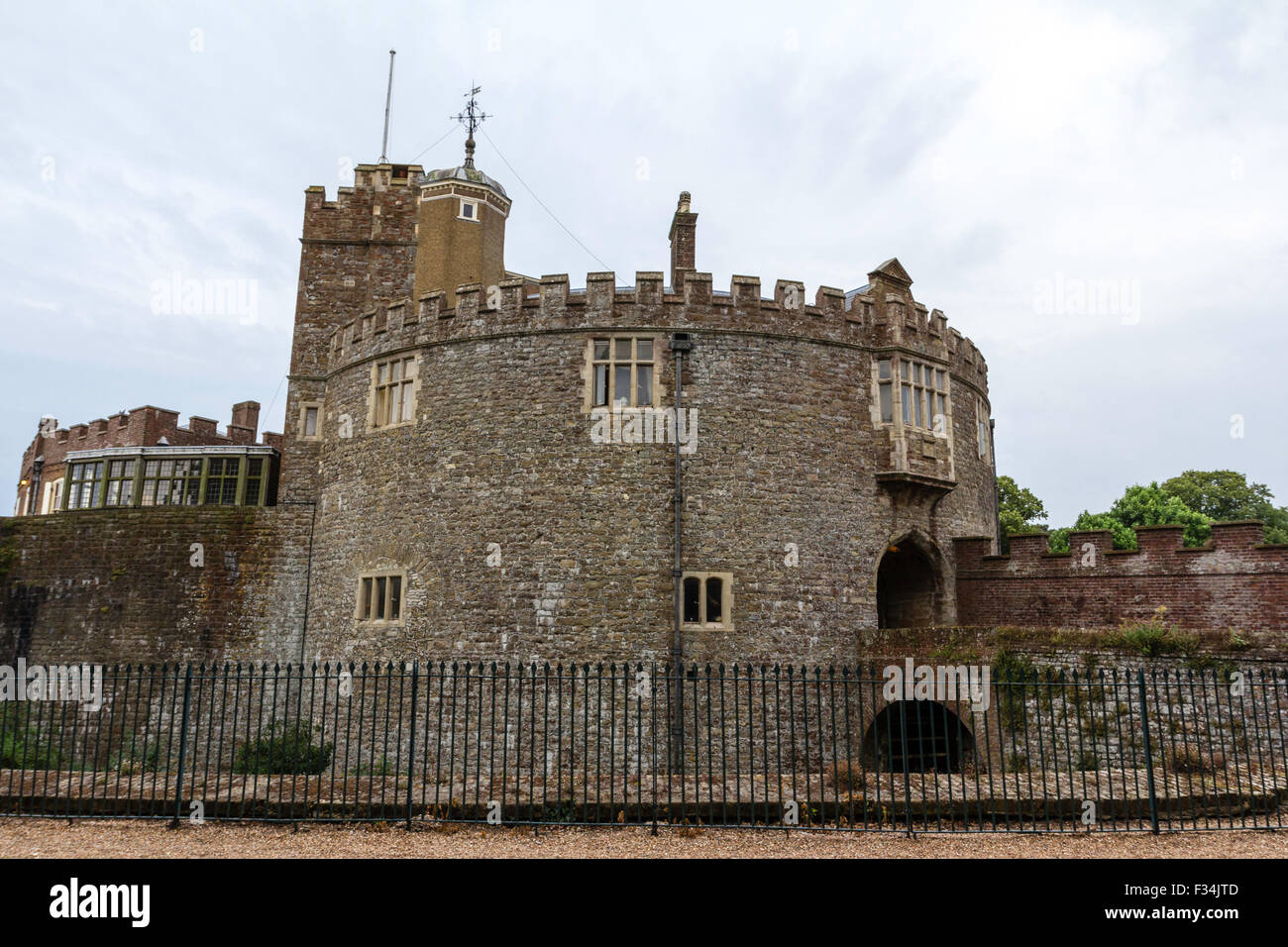 Walmer Tudor schloss Walmer in Kent, England. Der runde Turm Torhaus Haupteingang mit gemauerten Brücke über den trockengraben. Stockfoto