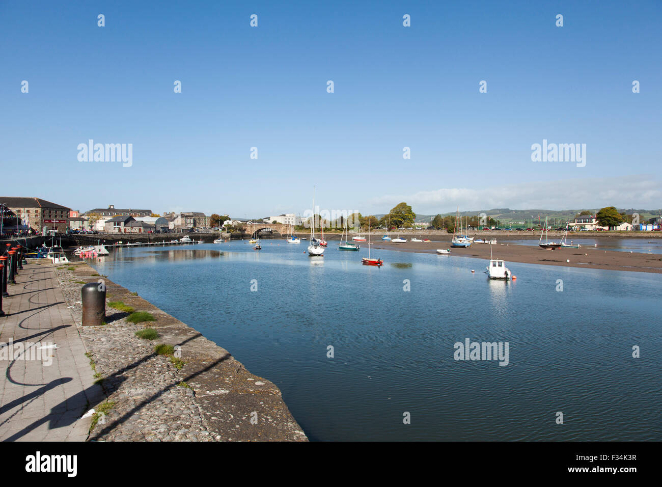 Davitts Quay, Dungarvan in County Waterford. Diese Boote sind in niedrigen Gewässern gegen einen klaren, blauen Himmel und Stille Wasser vertäut. Stockfoto
