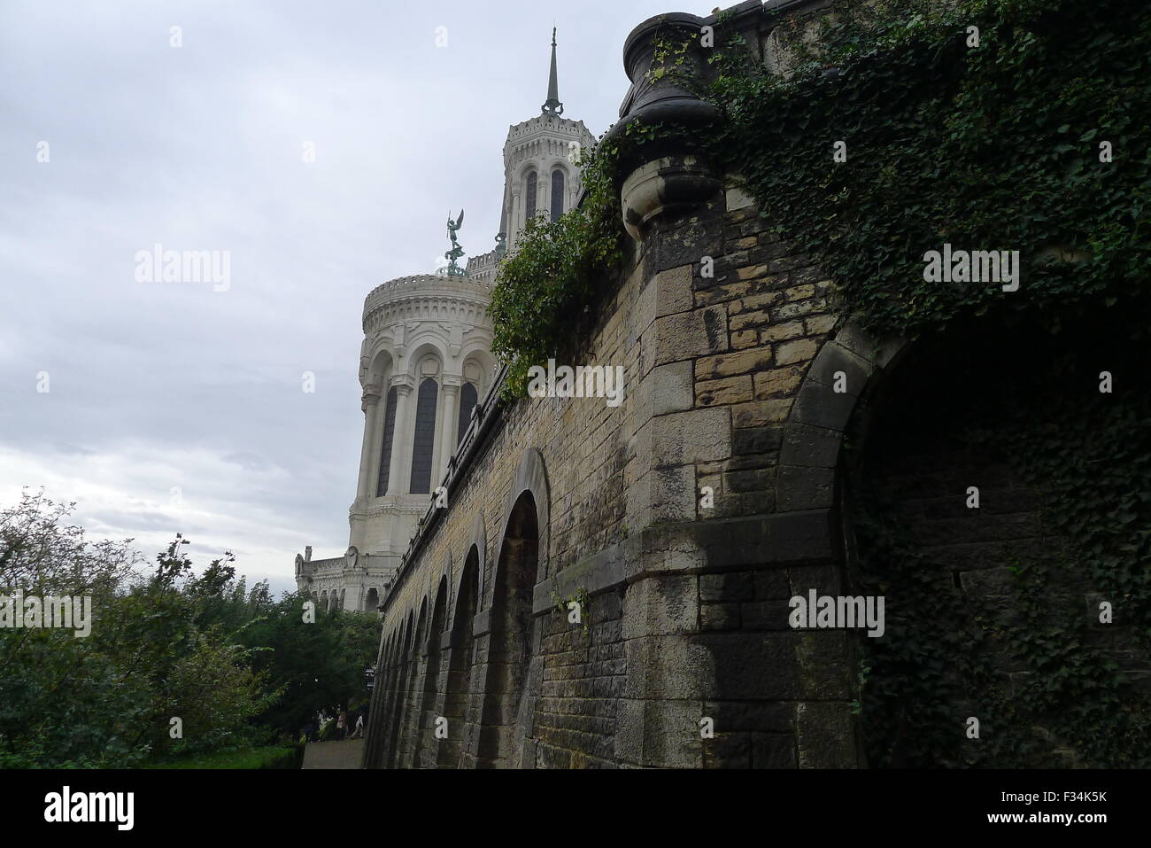Blick auf La Basilique Notre Dame de Fourvière - Des Hauteurs Park an Lyon, Frankreich Stockfoto