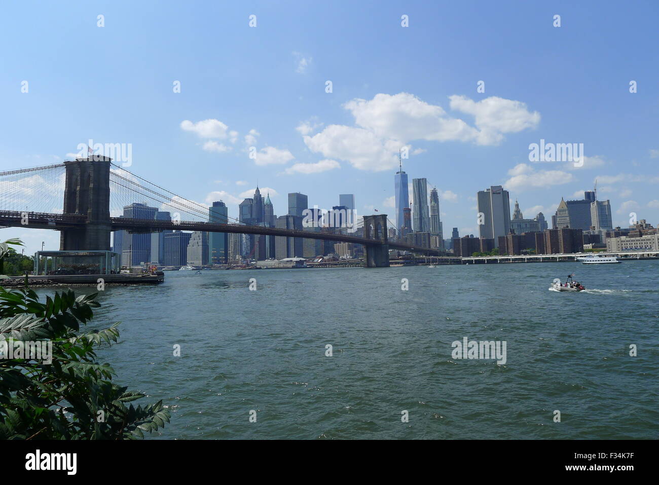 Der East River und Finanzviertel von Manhattan - Blick vom Brooklyn Bridge Park Stockfoto