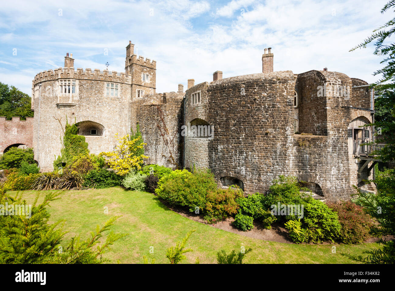 Walmer Tudor Schloss, in der Form einer Rose gebaut. Die wichtigsten halten, viel altred seit es wurde in 1540 gebaut, mit dem trockenen Burggraben. Blau und Weiß bewölkten Himmel. Stockfoto