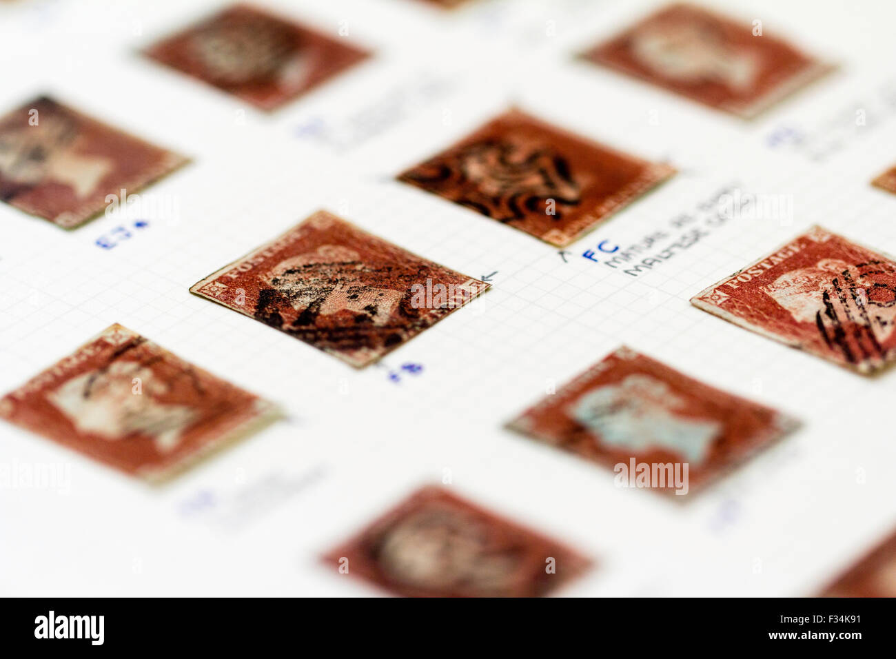 Viktorianische Briefmarkensammlung, Britische Penny roten Album Seite, mit kommentierten Hinweise zu den Details der einzelnen Stempel und Stornierung Falls bekannt. Stockfoto