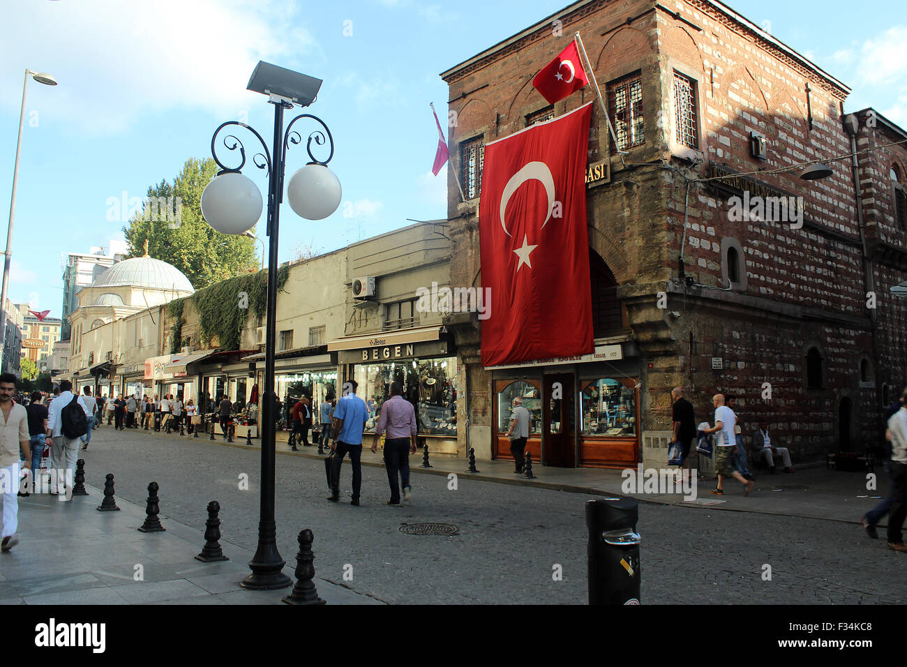 Istanbul, Türkei - 18. September 2015: Die türkische Flagge draußen auf der Straße Stockfoto