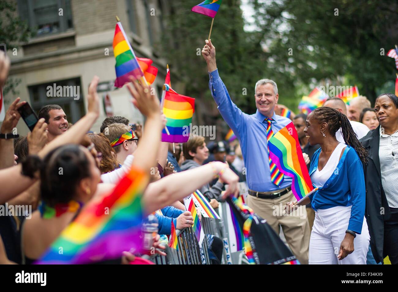 New Yorks Bürgermeister Bill de Blasio marschiert in NYC Gay Pride Parade 28. Juni 2015 in New York City. Stockfoto
