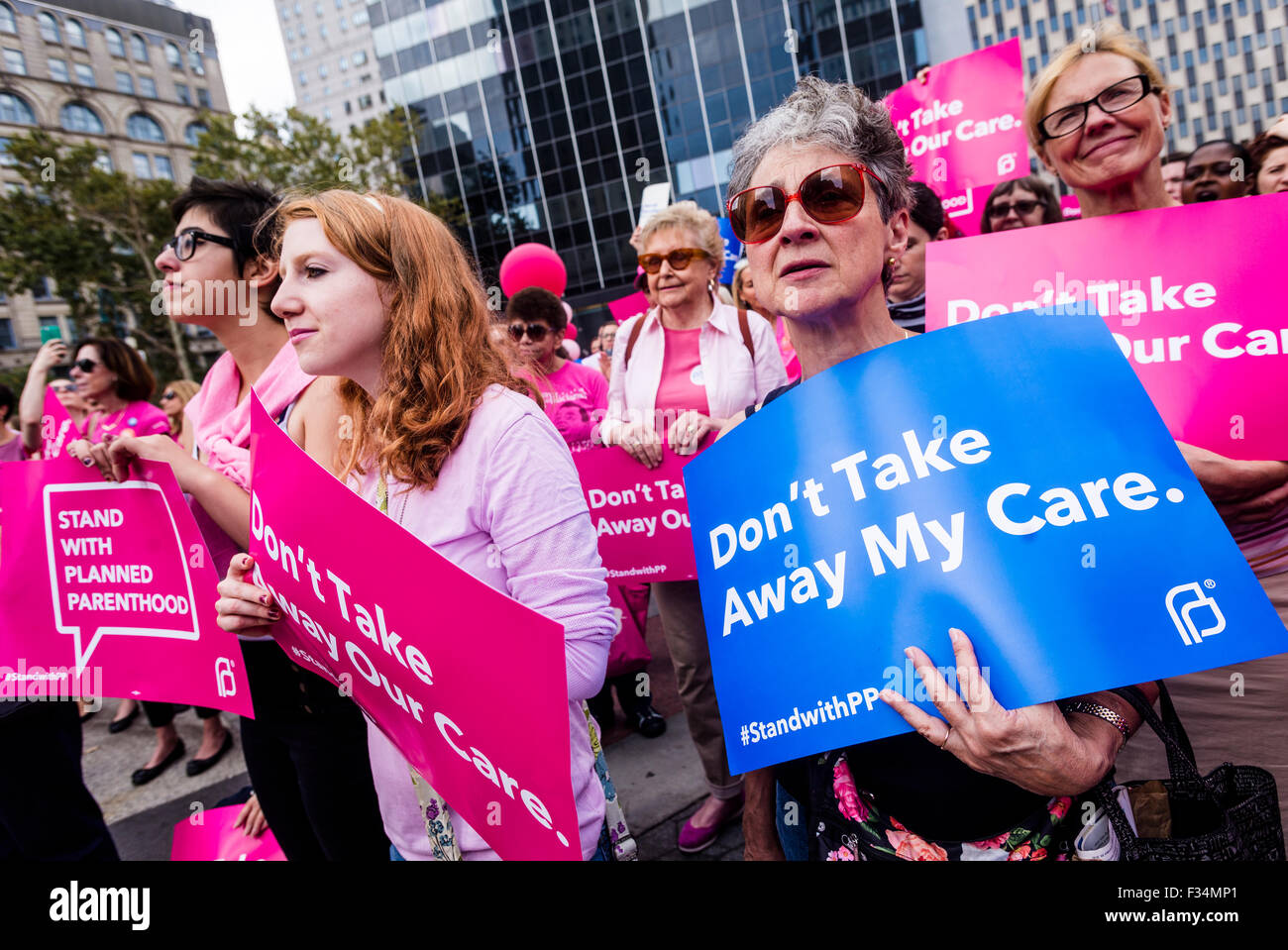 New York, NY 29. September 2015 - Pro Choice-Befürworter, gekleidet in rosa, Rallye in Foley Quadrat, geplante Elternschaft zu unterstützen. Die 99 Jahre alten nicht-Gewinn von Margaret Sanger, Frauen mit Geburtenkontrolle, gegründet in Gefahr des Verlierens Regierungsgelder © Stacy Walsh Rosenstock/Alamy ist Stockfoto