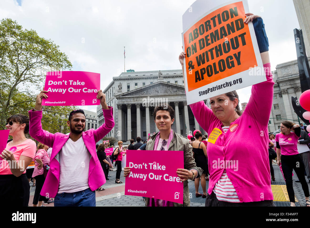 New York, NY 29. September 2015 - Pro Choice-Befürworter, gekleidet in rosa, Rallye in Foley Quadrat, geplante Elternschaft zu unterstützen. Die 99 Jahre alten nicht-Gewinn von Margaret Sanger, Frauen mit Geburtenkontrolle, gegründet in Gefahr, zu verlieren, die staatliche Förderung ist Stockfoto