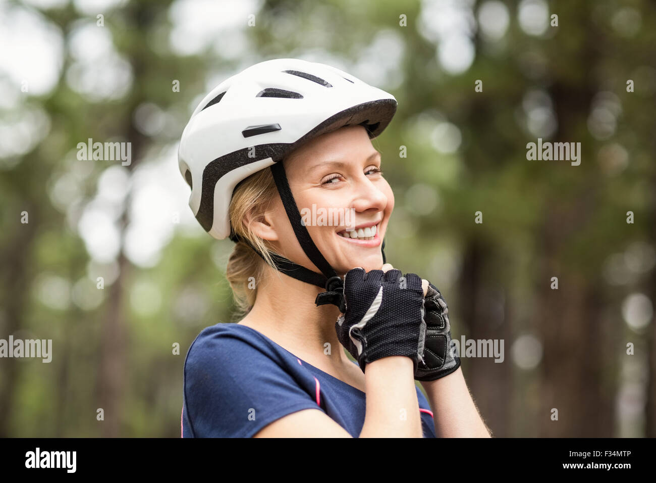 Junge hübsche glücklich Biker Helm abnehmen Stockfoto