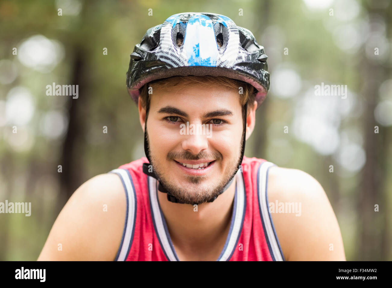 Hübscher Junge Biker, Blick in die Kamera Stockfoto
