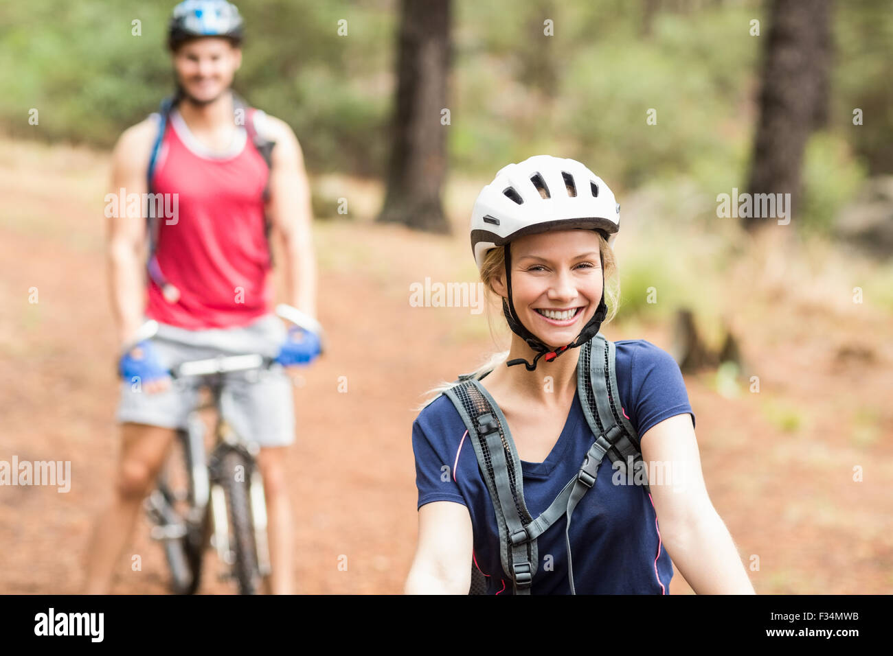 Glückliche junge Biker paar Blick in die Kamera Stockfoto