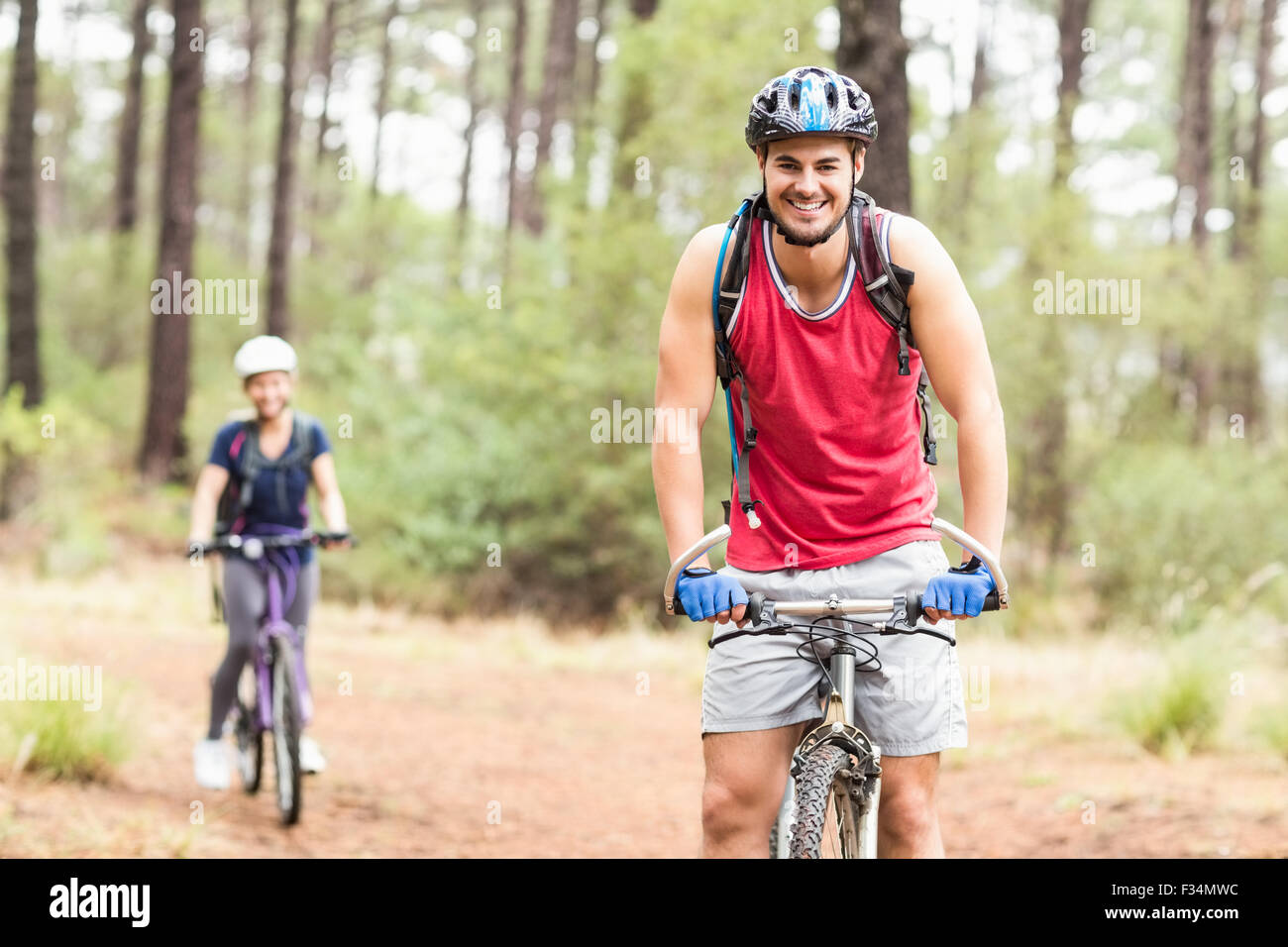 Glückliche junge Biker paar Blick in die Kamera Stockfoto