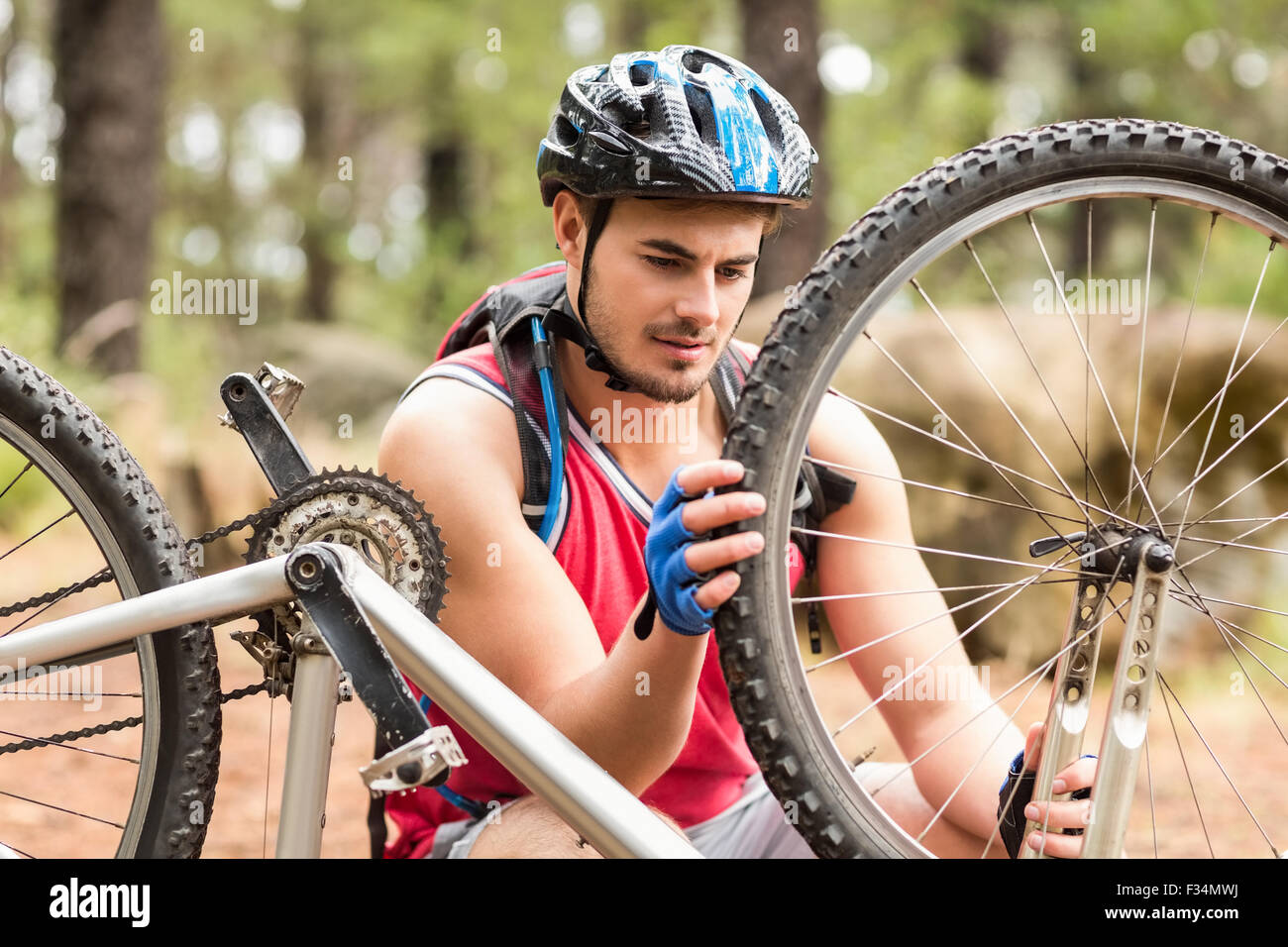Glücklich, gut aussehend Biker Reparatur Fahrrad Stockfoto