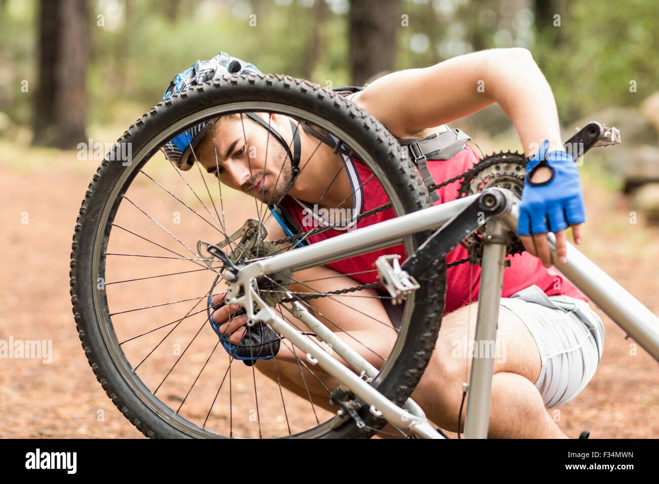 Glücklich, gut aussehend Biker Reparatur Fahrrad Stockfoto