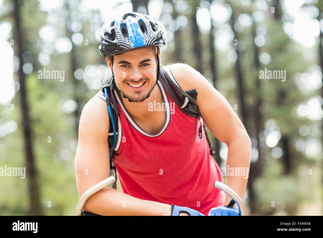 Hübscher Junge Biker, Blick in die Kamera Stockfoto