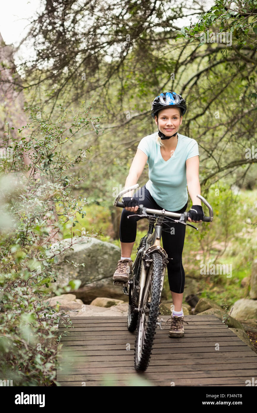 Lächelnde Fit Frau eine Pause auf ihrem Fahrrad Stockfoto