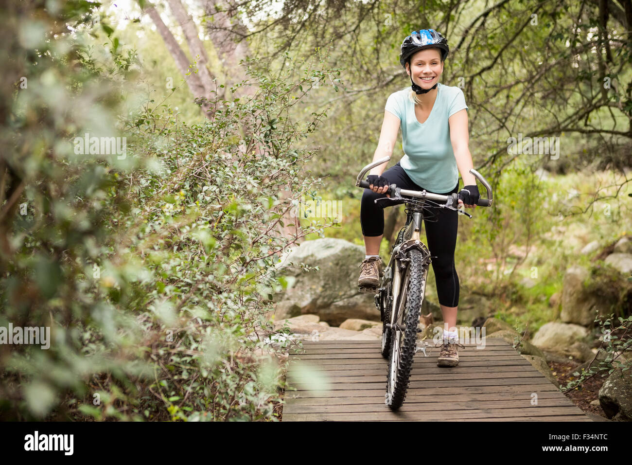 Lächelnde Fit Frau eine Pause auf ihrem Fahrrad Stockfoto