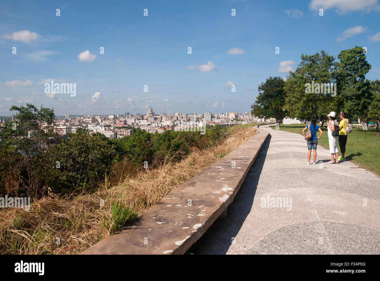 Touristen und ihrer Führung einen Blick auf die Skyline von Havanna als von einem Hügel im Casablanca Nachbarschaft gesehen. Stockfoto