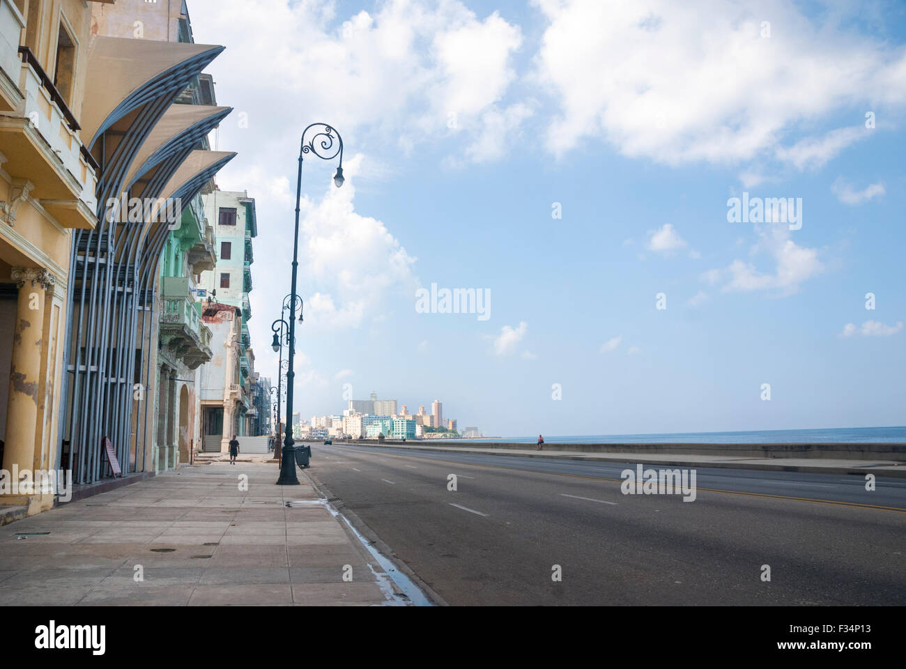 Ein Blick auf die berühmten Malecon, der wichtigsten Strandpromenade Boulevard im Zentrum von Havanna Kuba Stockfoto
