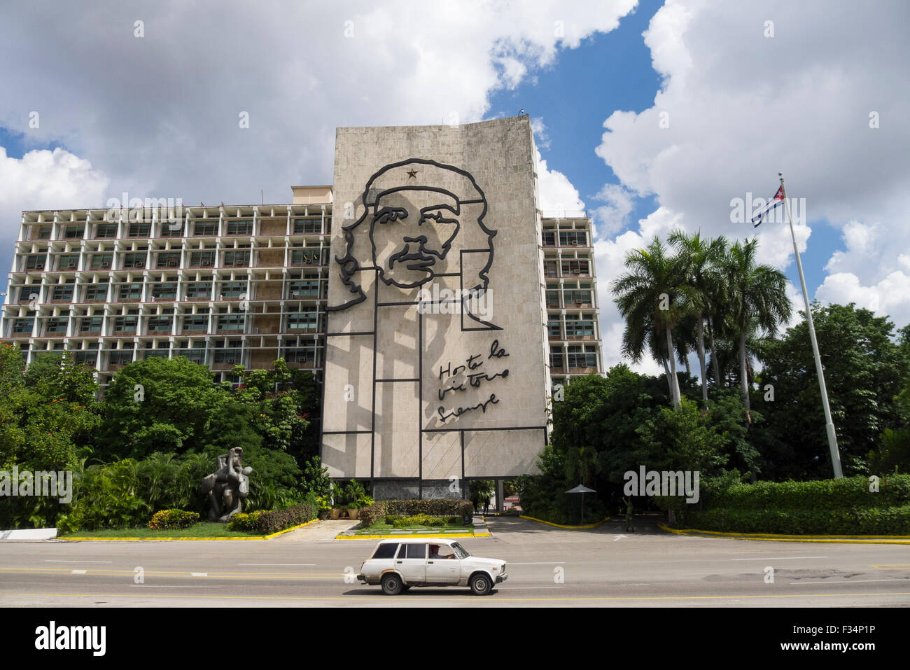 Ein sowjetischer Lada übergibt das geschnitzte Bild von Che Guevara auf das Innenministerium Gebäude in Havanna Kuba. Stockfoto