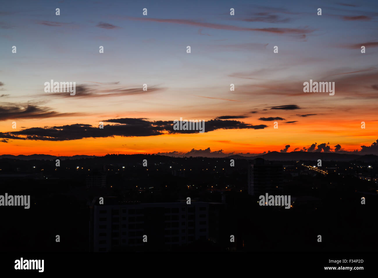Morgenhimmel über die Stadt Stockfoto