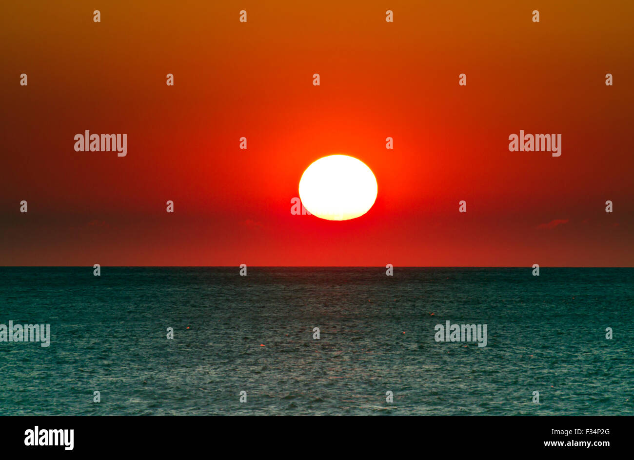 Die untergehende Sonne über dem Pazifischen Ozean Stockfoto