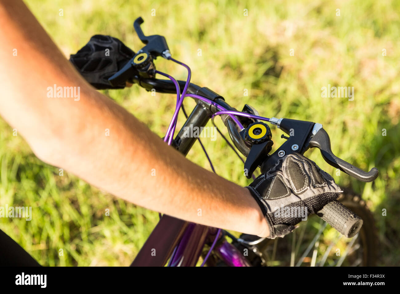 Frau Mountainbike- und Lenker halten Stockfoto